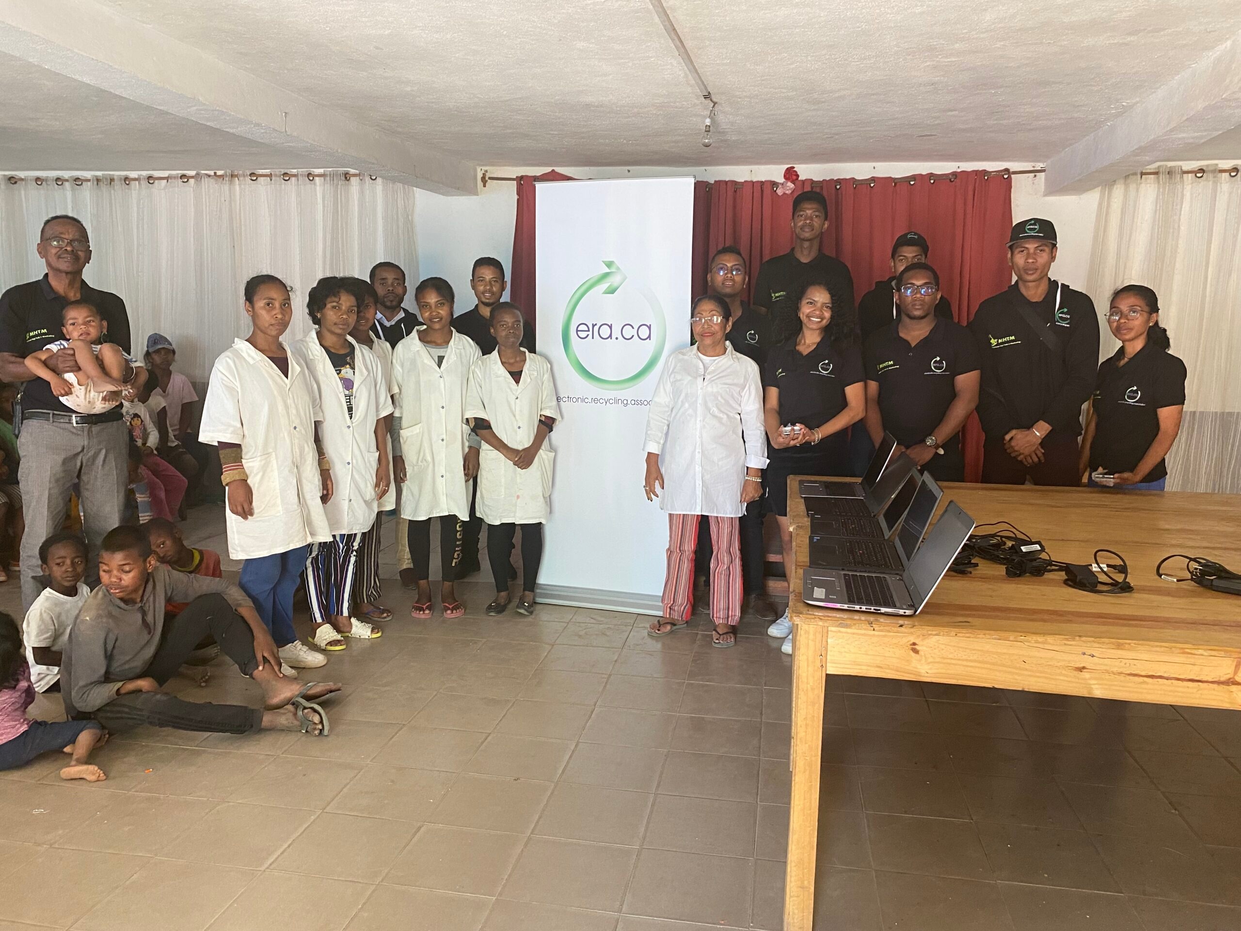 Vondron’olona miaraka amin’ny solosaina finday sy ny fanevan’ny ERA ao amin’ny foibe mpiara-miombon’antoka.