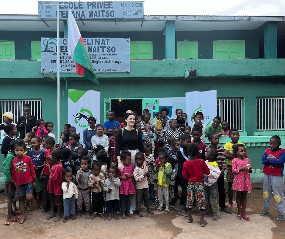 Fivorian’ny fiaraha-monina eo anoloan’ny tranobe maitso ao amin’ny Felana Maintso.
