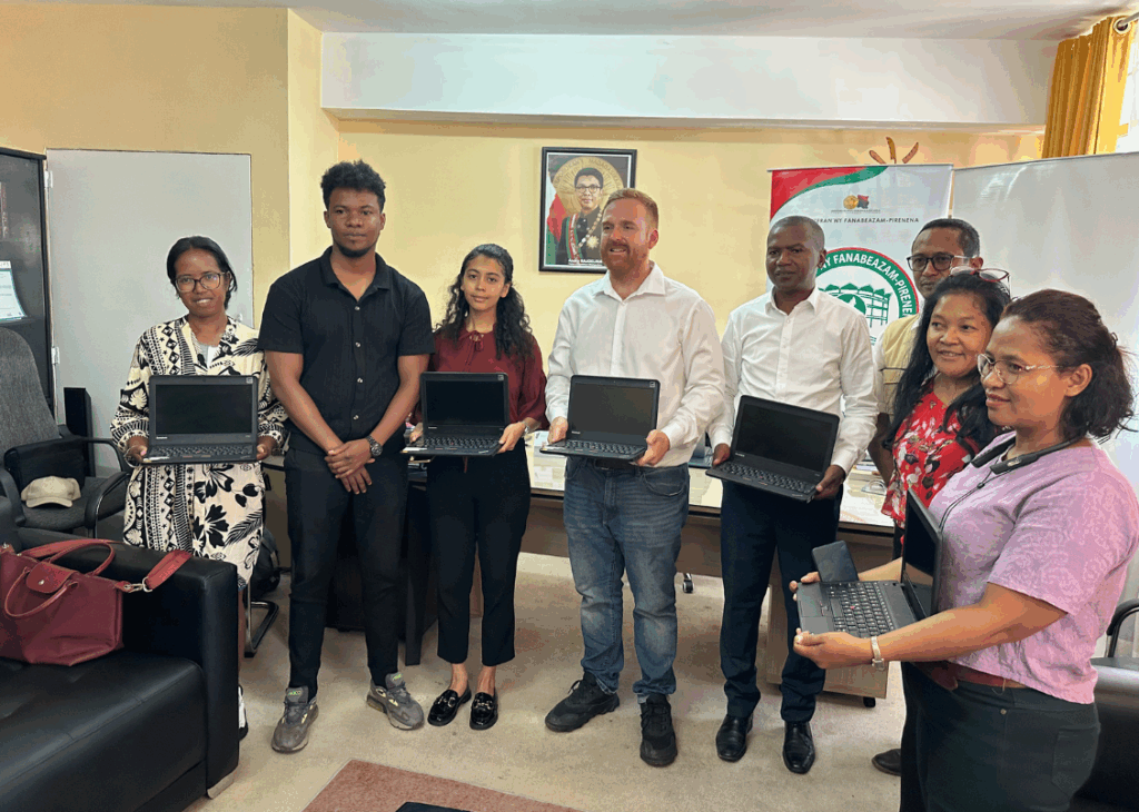 Renforcement du partenariat entre MFT et le MEN : Donation 5 laptops