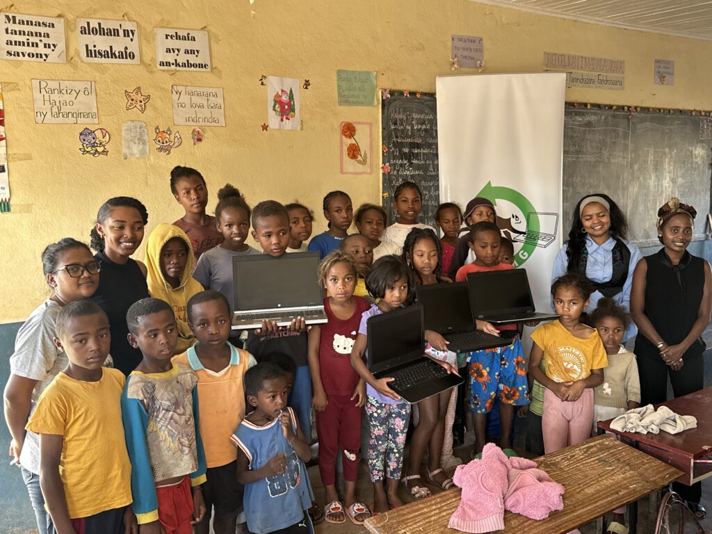 MFT soutient Anjaran’i Ankizy : 5 laptops pour ouvrir les portes du numérique
