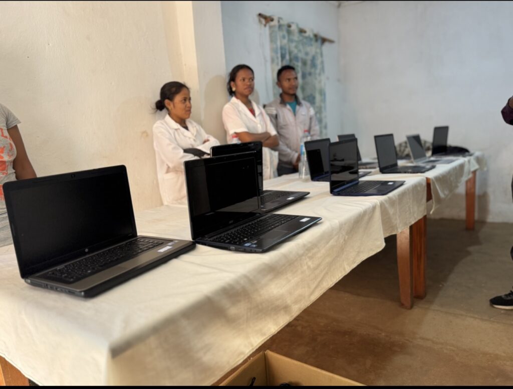 💻 Un pas vers l’avenir pour les enfants d’Alakamisy Fenoarivo