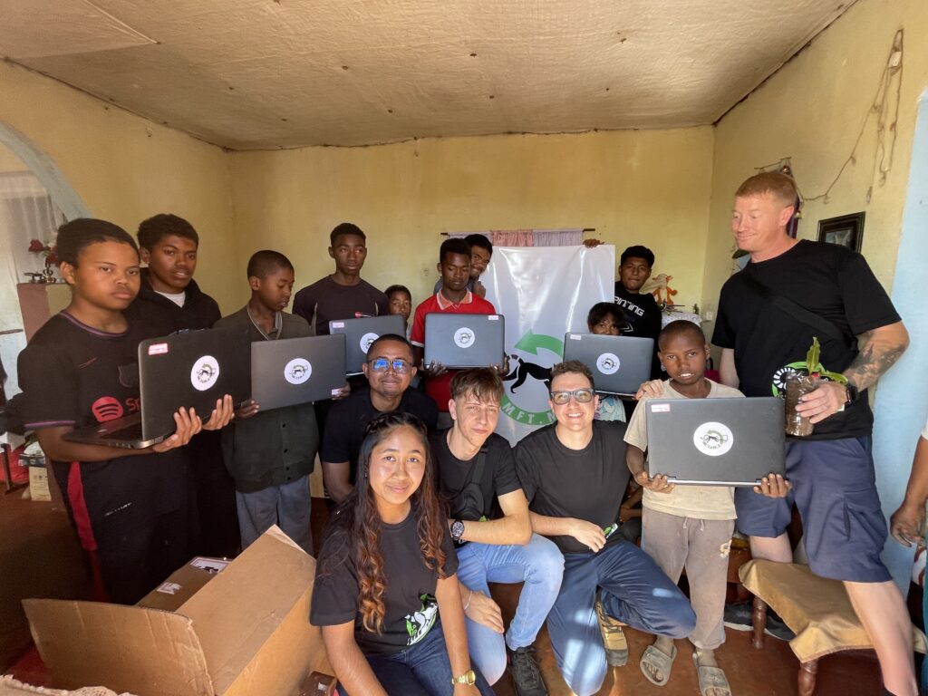 💻 MFT fait don de 7 ordinateurs portables à l’Association Diamondra